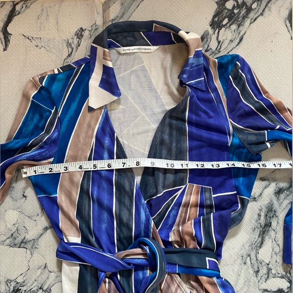 Diane Von Furstenber’s “Jill”in STUNNING Metropolis Print Blouse 💯% SILK💜💙S/M - Picture 8 of 13